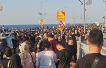 فيديو: ازدحامات كبيرة على معبر طابا وآلاف المواطنين ينتظرون دورهم